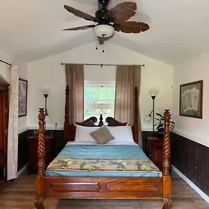  Holiday home The Red And Hawaiian Pond Garden Paradise! United States